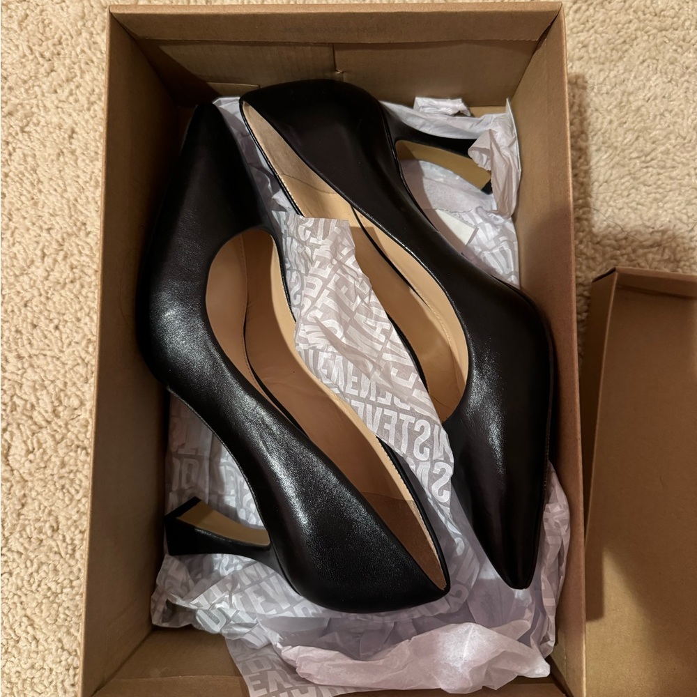 Vince Camuto black pointed toe heels. Size 7.5.